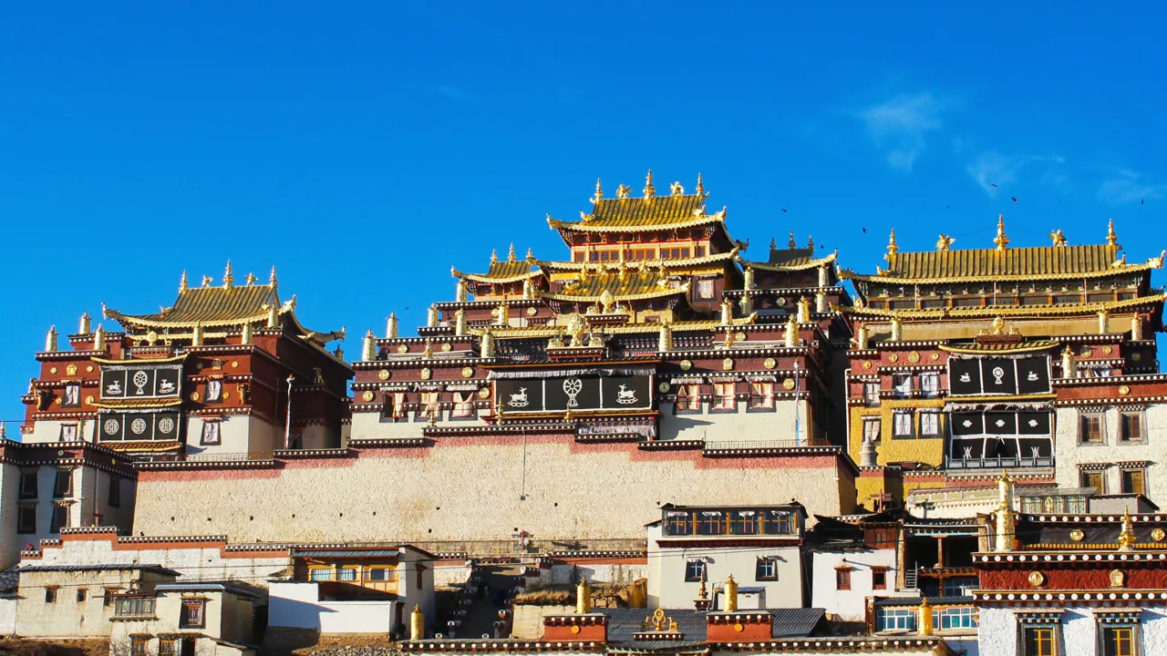 Vi ser det tibetanske-buddhistiske Songzanlin-kloster i Shangri-La, også kaldet ’lille Potala’. Foto Viktors Farmor