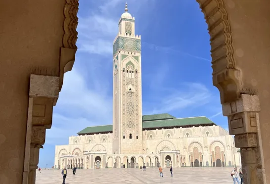 Hassan II-moskeen rejser sig storslået ved Atlanterhavets kant i Casablanca. Foto Inge Lynggaard