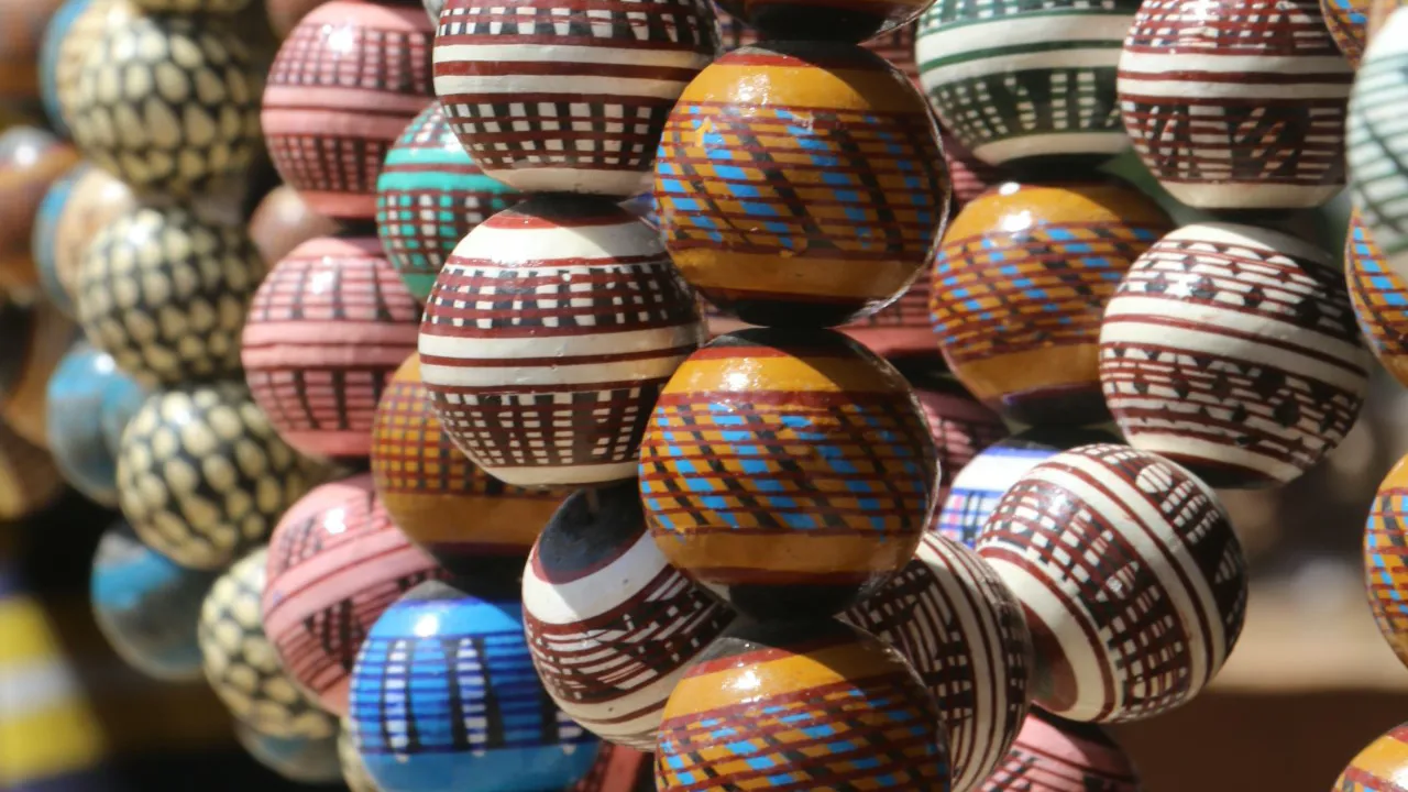 De dekorative lerperler fra Korhogo. Foto Anja Schmidt.