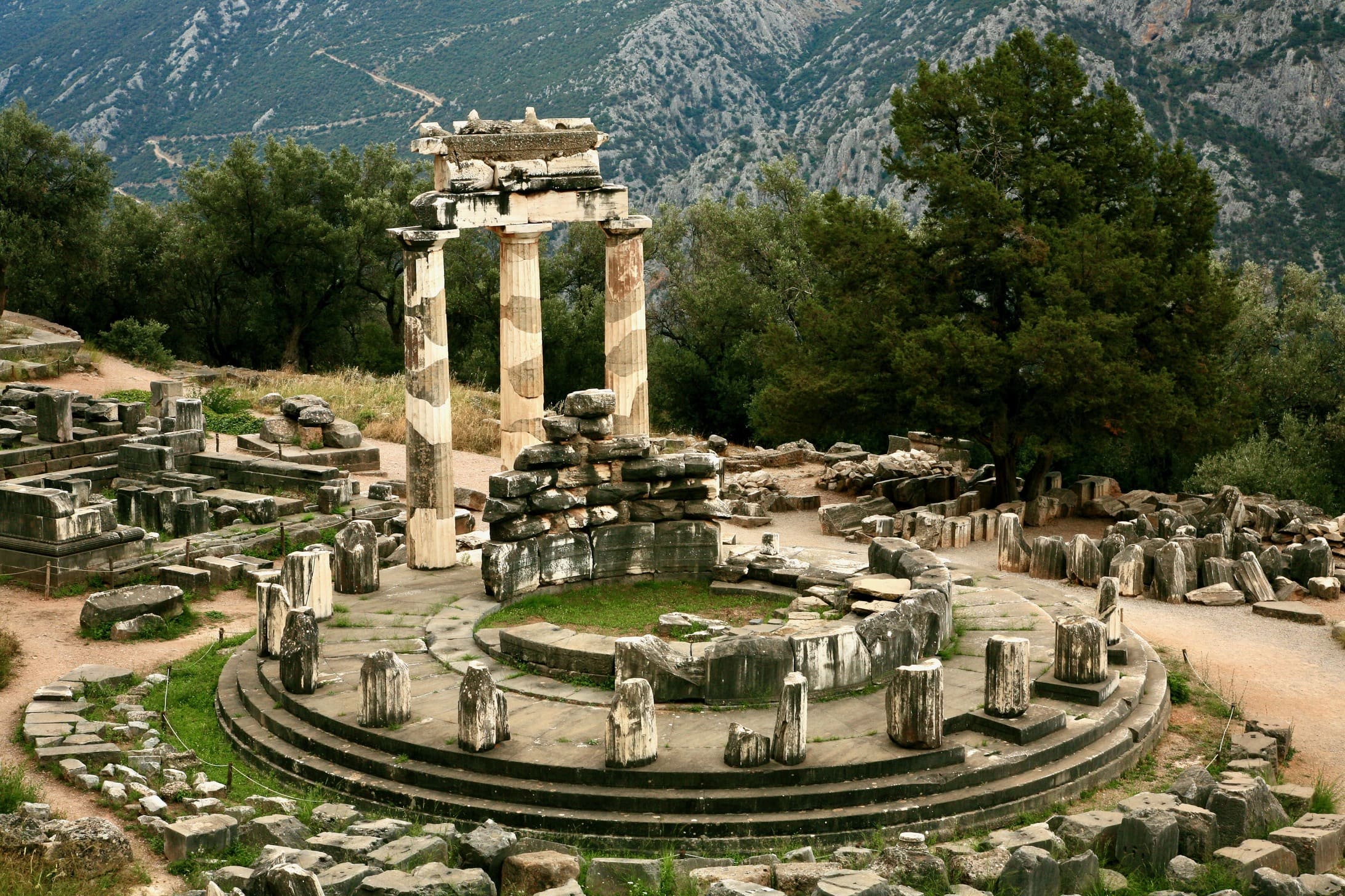 Den ikoniske runde bygning Tholos nær Athena templet i Delfi. Foto af Anders Stoustrup