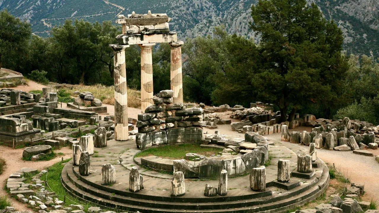 Den ikoniske runde bygning Tholos nær Athena templet i Delfi. Foto af Anders Stoustrup
