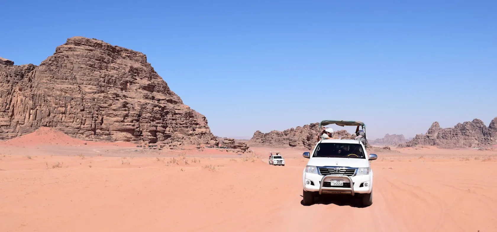 I Jeep udforsker I Wadi Rums imponerende landskab. Foto Anne Sophie Larsen