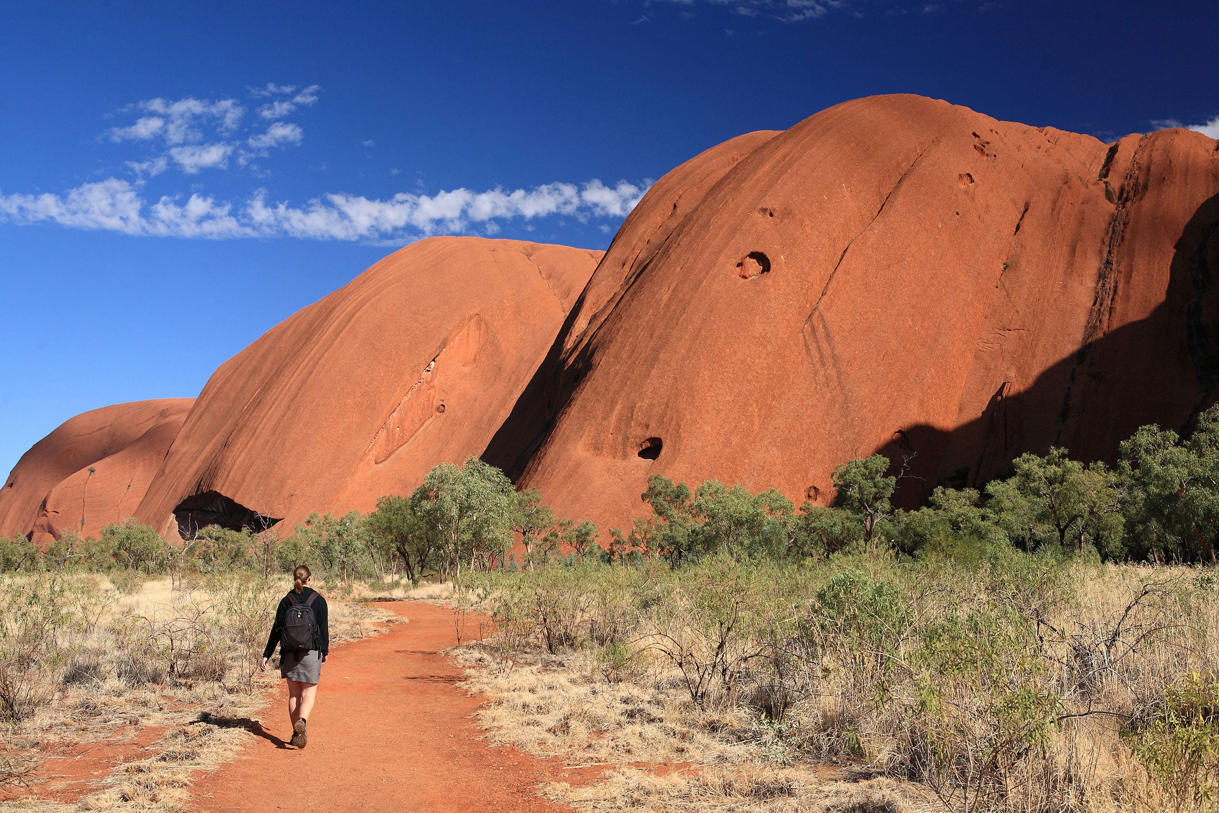 Gåturen rundt om Uluru giver mulighed for at se monolitten fra flere vinkler. Foto af Anders Stoustrup