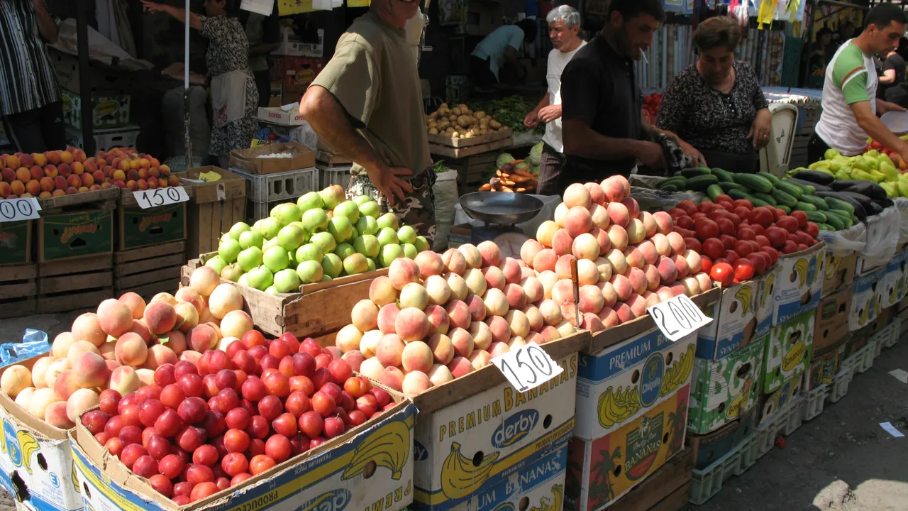 Friske grøntsager, frugter og meget mere på de lokale markeder, som ofte bugner med delikatesser. Foto Kirsten Gynther Holm