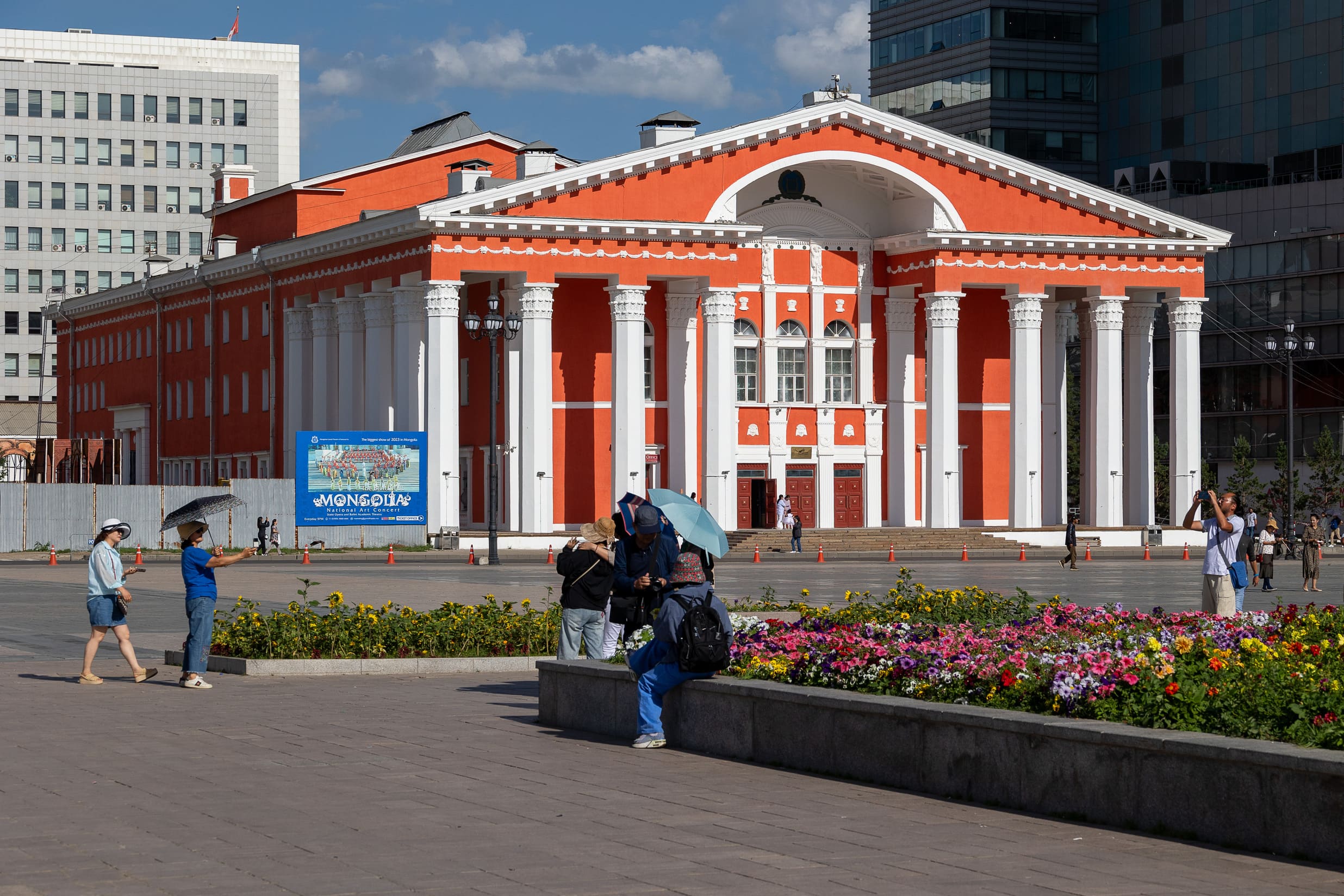 Det farvestrålende national opera og ballet teater i Ulaanbaatar. foto Verner Rud Nielsen