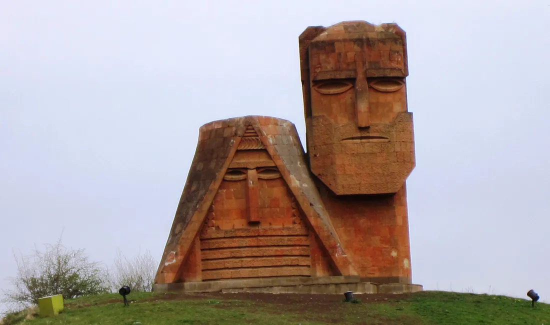 Monumentet Mamik og Babik forestiller en gammel armensk mand og kvinde udhugget i klipperne. Foto Viktors Farmor