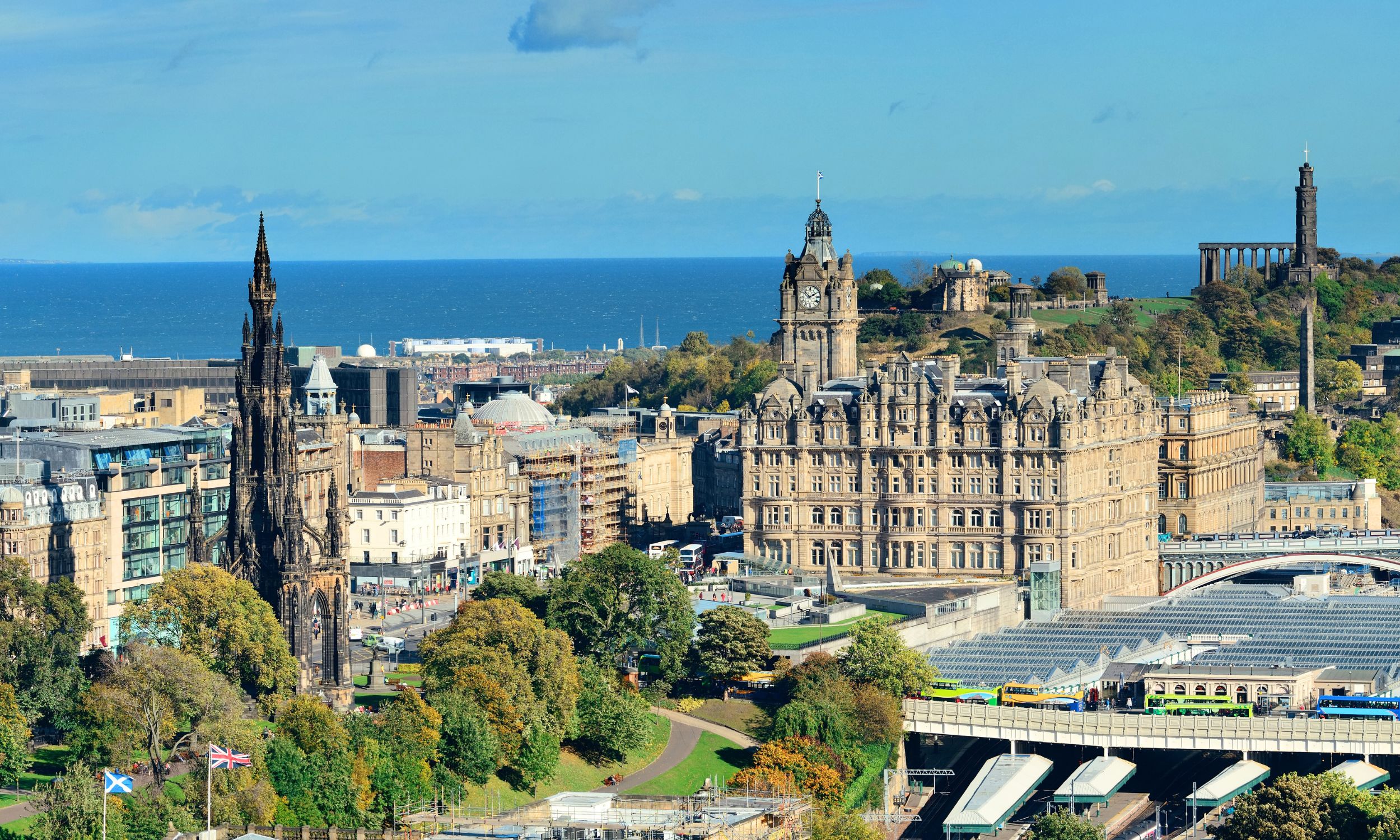 Edinburghs gamle bydel og Calton Hill set fra Princes Street Gardens. Foto Viktors Farmor