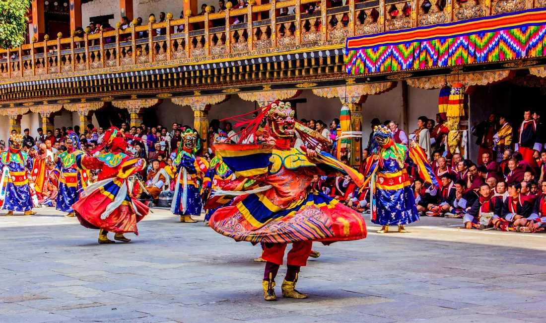 På de fleste af vores rejser i Bhutan oplever vi en lokal festival. Foto Viktors Farmor