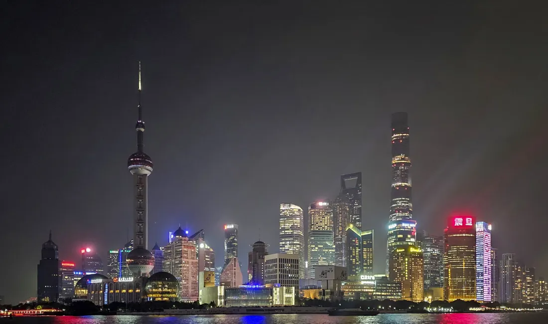 Shanghais imponerende skyline fra The Bund. Foto Carsten Lorentzen