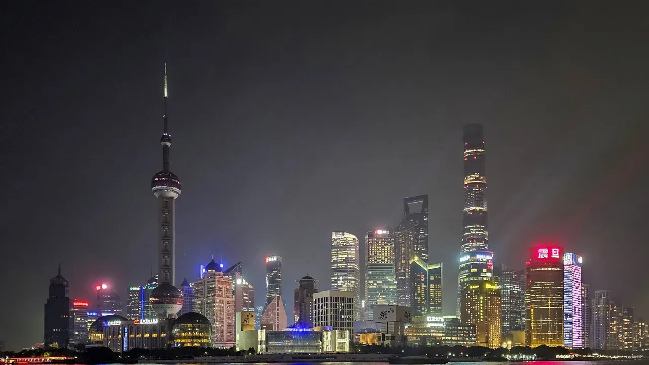 Shanghais imponerende skyline fra The Bund. Foto Carsten Lorentzen