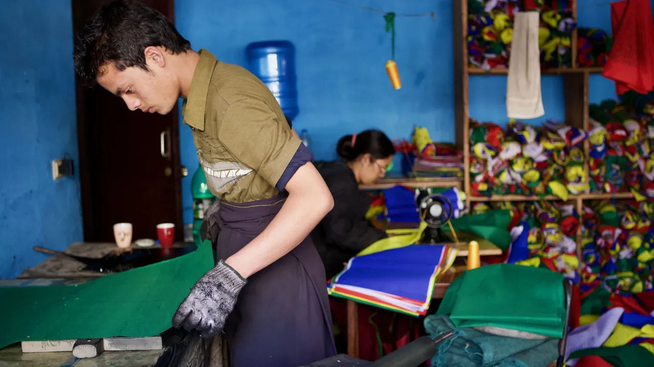 Bedeflag trykkes i lille værksted nær Bodhnath stupaen i Kathamandu. Foto af Anders Stoustrup