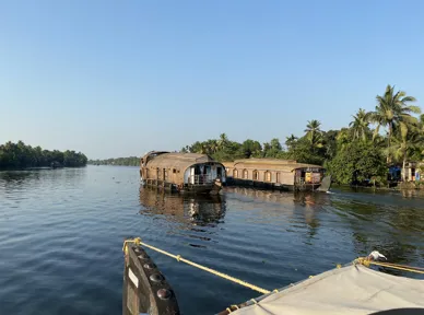 Vi overnatter på en husbåd på Backwaters. Foto Vagn Olsen