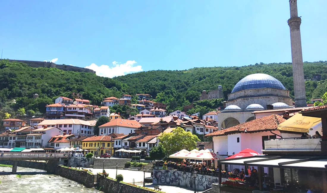 Vi ser den smukke moske Sinan Pasha i byen Prizren i Kosovo. Foto Lise Blom