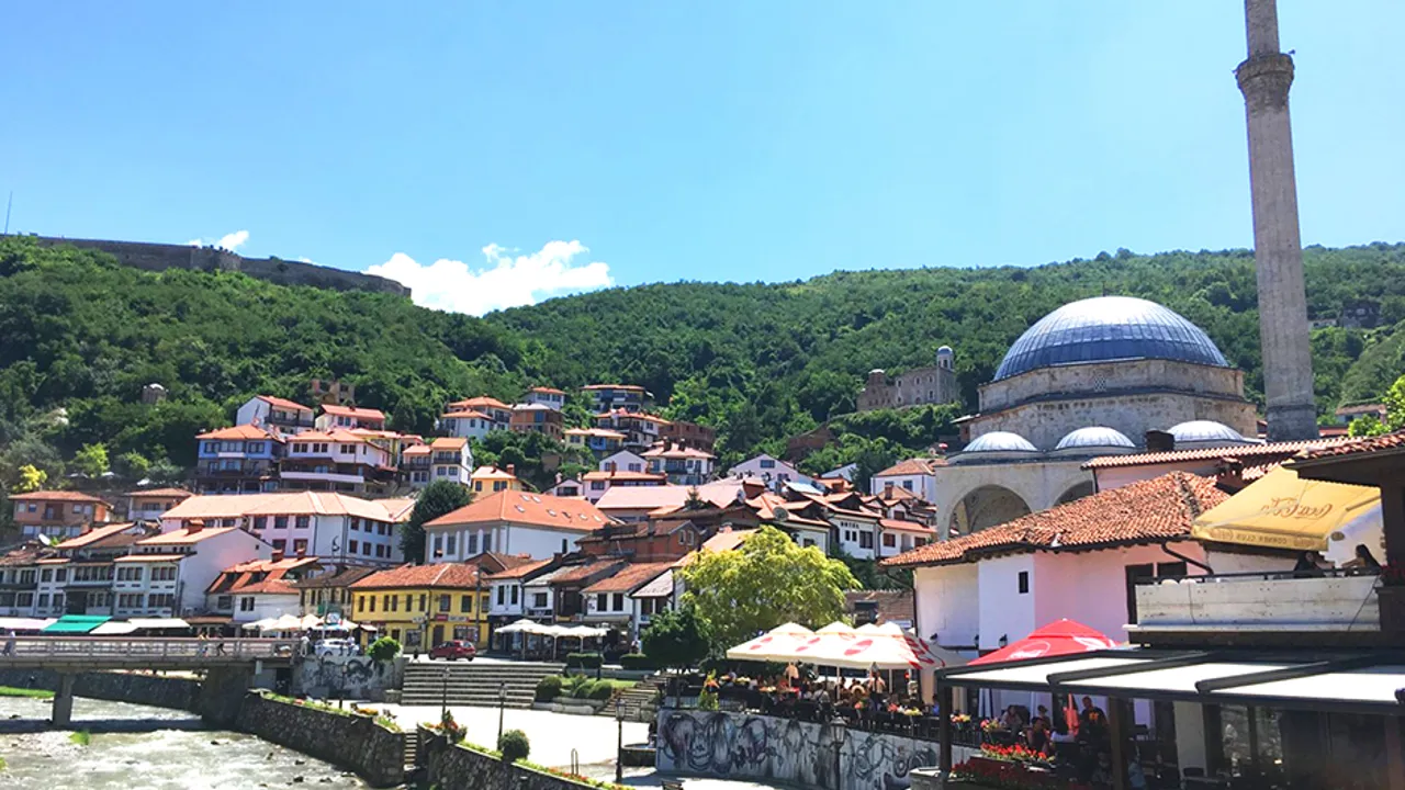 Vi ser den smukke moske Sinan Pasha i byen Prizren i Kosovo. Foto Lise Blom