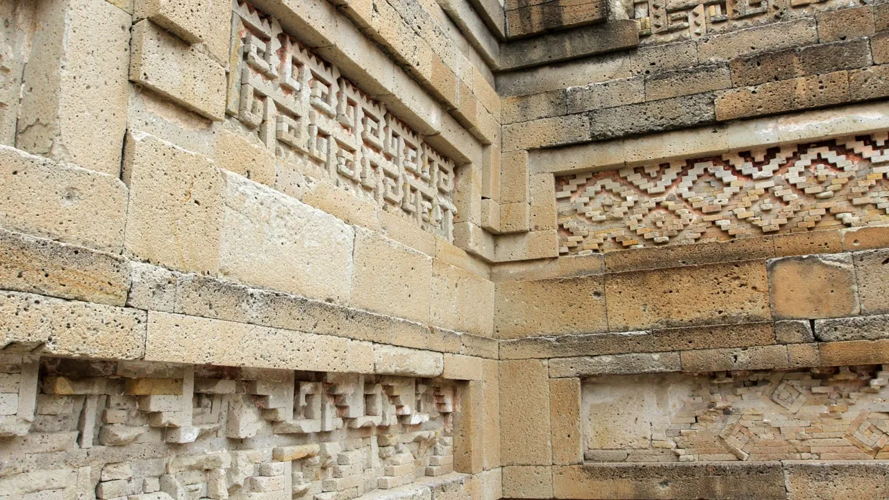 Vi ser det lille arkæologiske område Mitla, der er kendt for sine smukke geometriske mosaikker. Foto Viktors Farmor