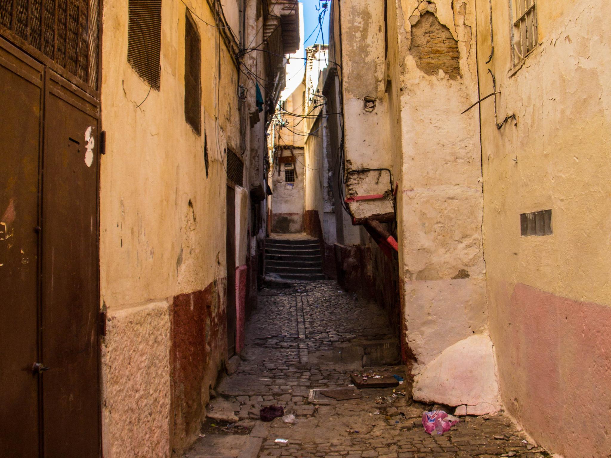 En af de smalle gange i kasbahen i Algiers, hvor historie og kultur mødes i hver eneste krog. Foto Viktors Farmor