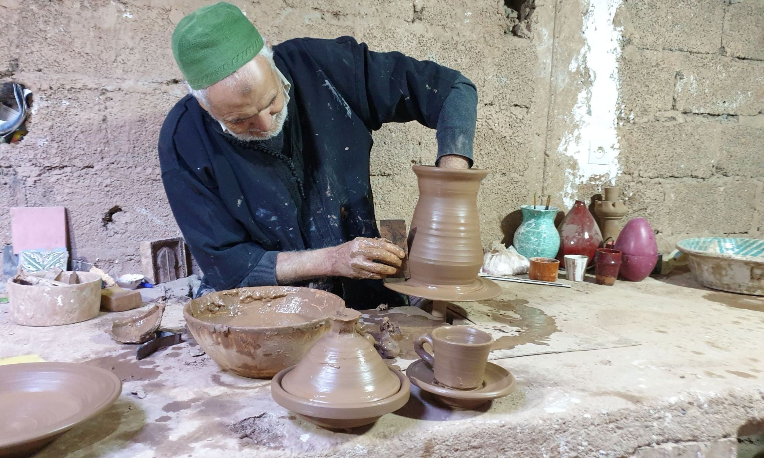 En arbejdende tadelakt-kunstner i Marokko. Foto Kirsten Gynther Holm