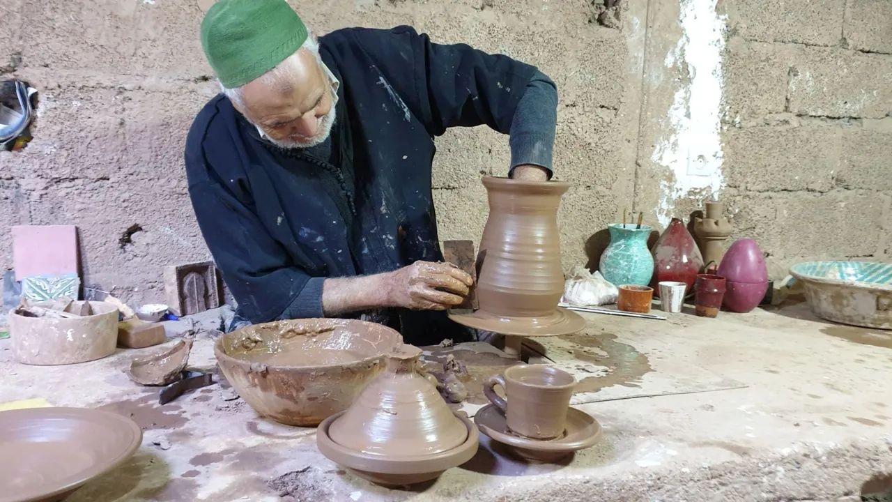 En arbejdende tadelakt-kunstner i Marokko. Foto Kirsten Gynther Holm