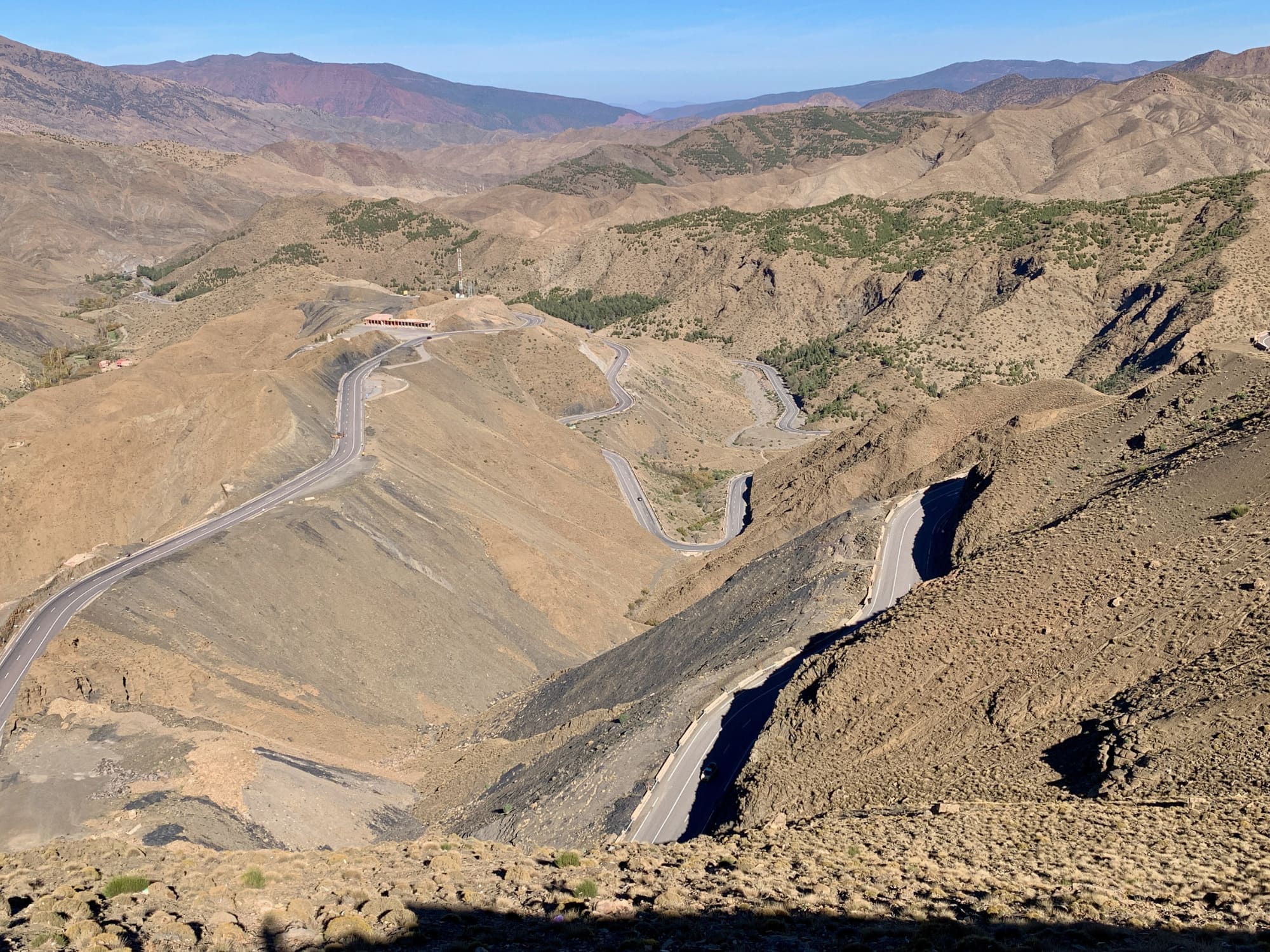 Vejen snor sig over bjergene syd for Marrakesh. Foto Anders Stoustrup