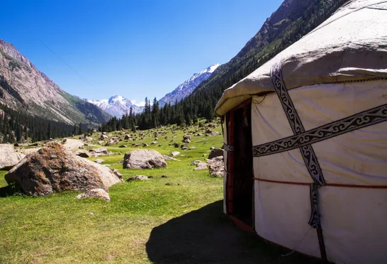 Nomadernes boliger, jurter, er sammenklappelige telte lavet af filt, lædersnor og træ.