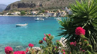 Peloponnes har små bugte med krystalklart vand og hyggelige byer. Foto Vagn Olsen