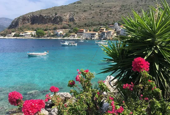 Peloponnes har små bugte med krystalklart vand og hyggelige byer. Foto Vagn Olsen