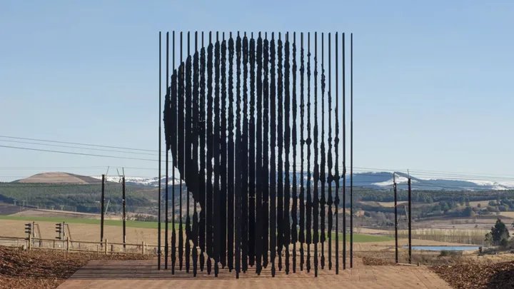 Nelson Mandela er nærmest synonym med Sydafrika. På billedet ser vi Nelson Mandela skulpturen i Howich i Sydafrika