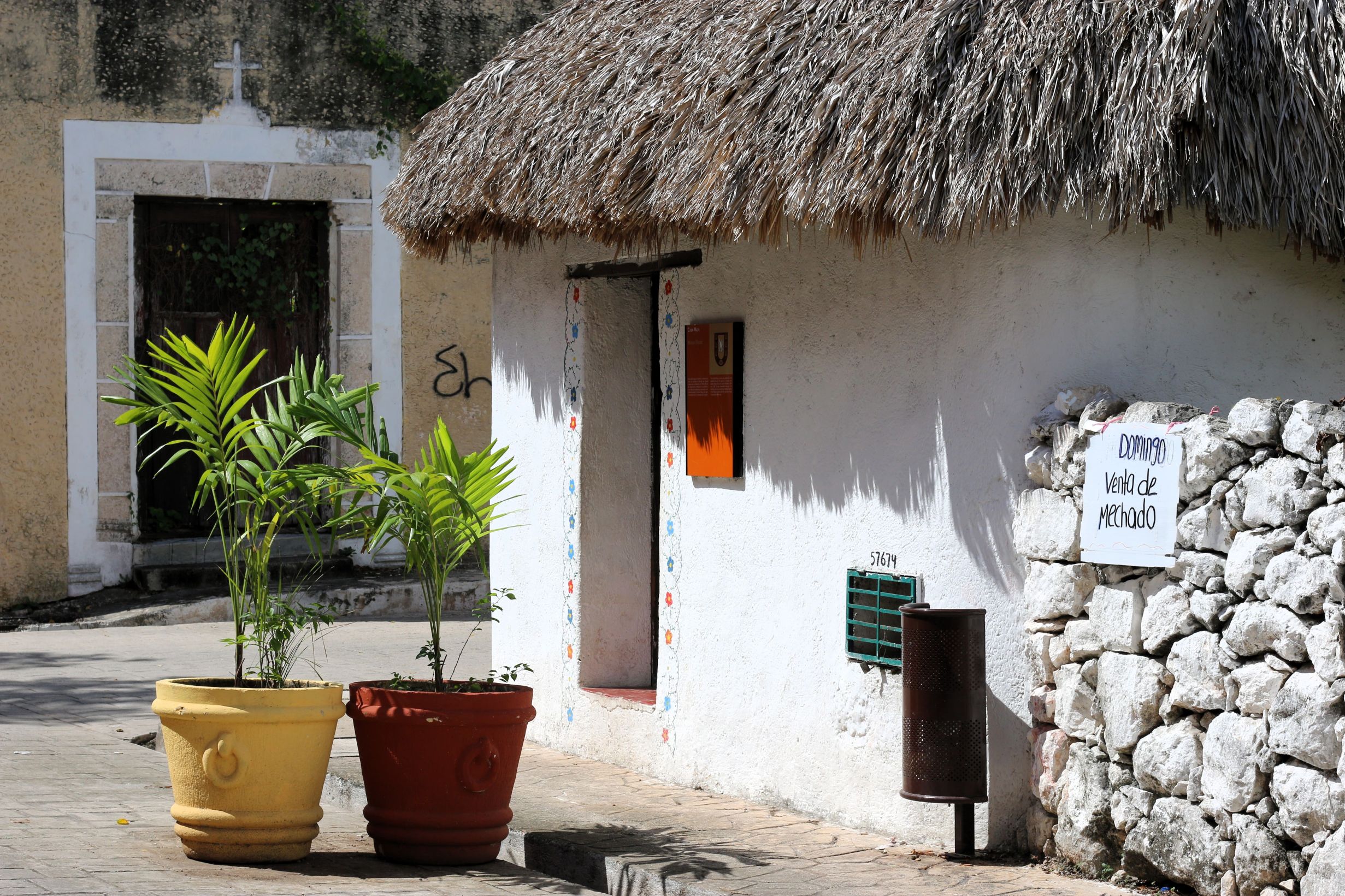 Mexicansk landsbystemning med stråtag, palmer og sollys. Foto Caroline Sølvsten