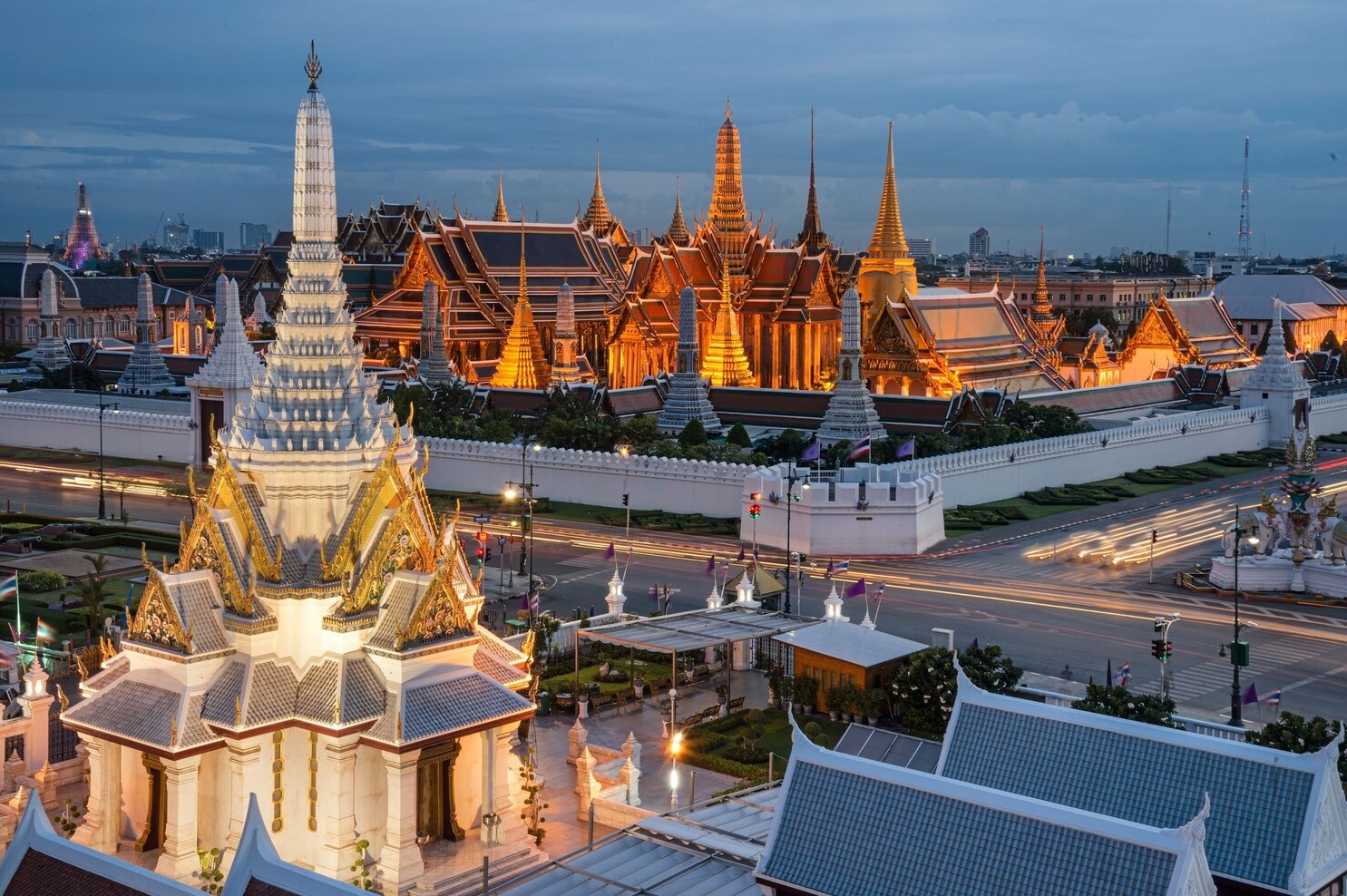 Grand Palace lyser op midt i storbyen Bangkok. Foto Viktors Farmor