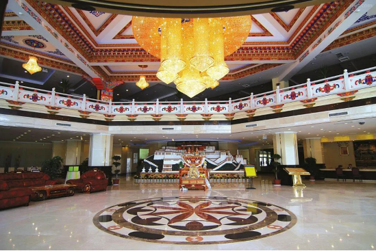 På rejsen Tibet rundrejse bor vi på Yalong River Hotel i Shannan tæt på det lokale byliv. 