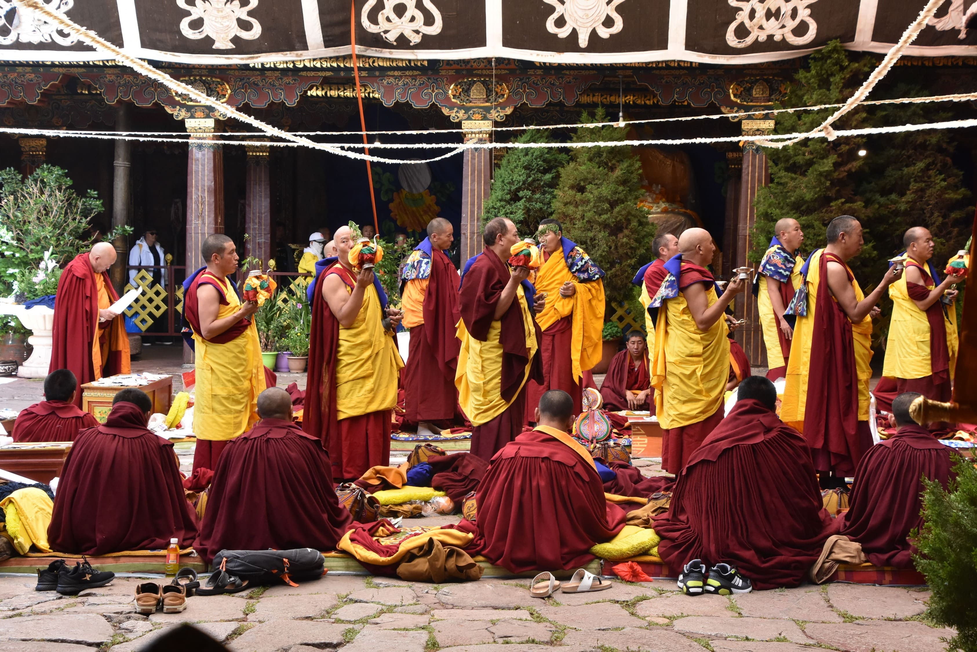 Munke inde i Jokhang templet. Foto Ulla Dons