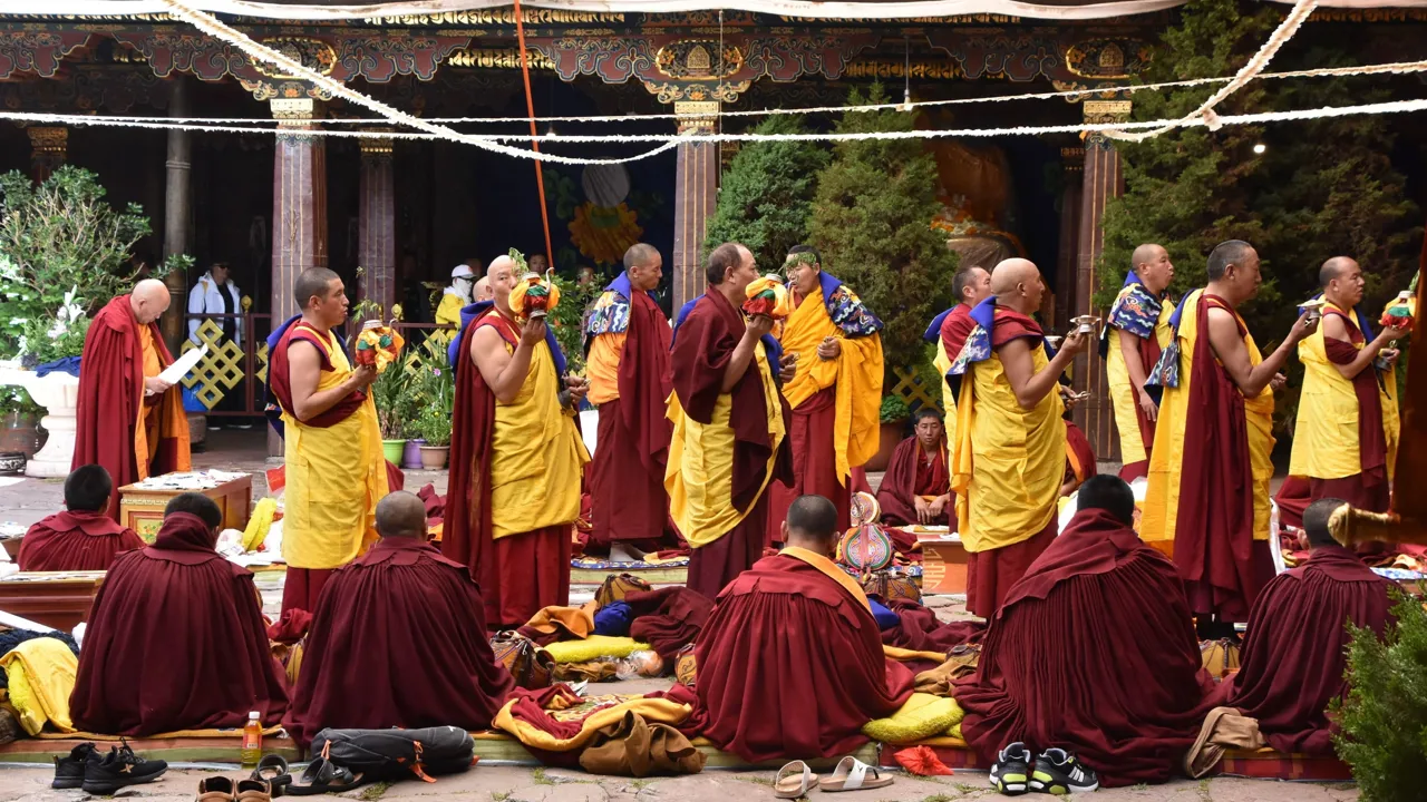 Munke inde i Jokhang templet. Foto Ulla Dons