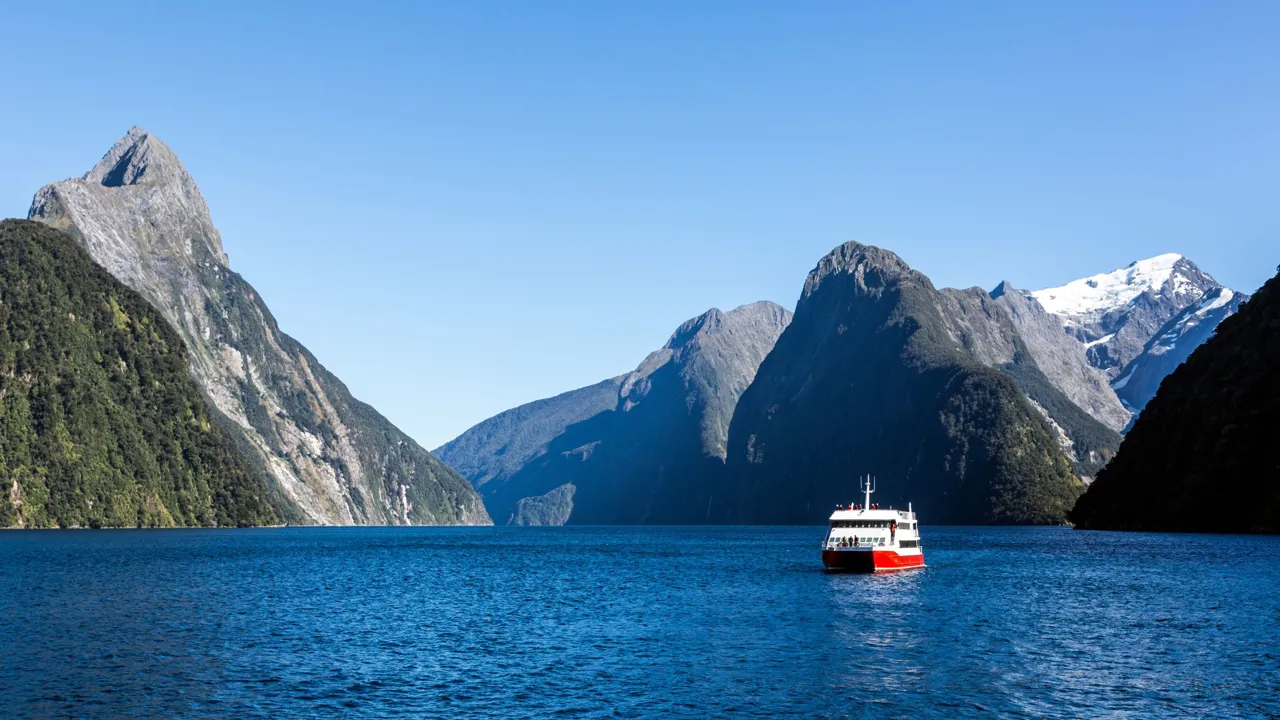 Vi sejler på fjorden Doubtful Sound der er omkranset af uberørt og ubeskrivelig smuk natur. Foto Viktors Farmor
