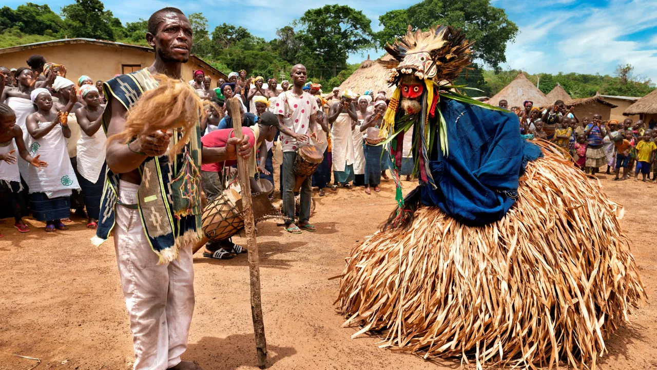 Elfenbenskysten er rig på stammekulturer og vi besøger flere og oplever deres traditionelle danse. Foto Viktors Farmor