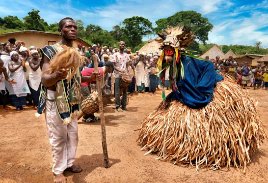 Elfenbenskysten er rig på stammekulturer og vi besøger flere og oplever deres traditionelle danse. Foto Viktors Farmor