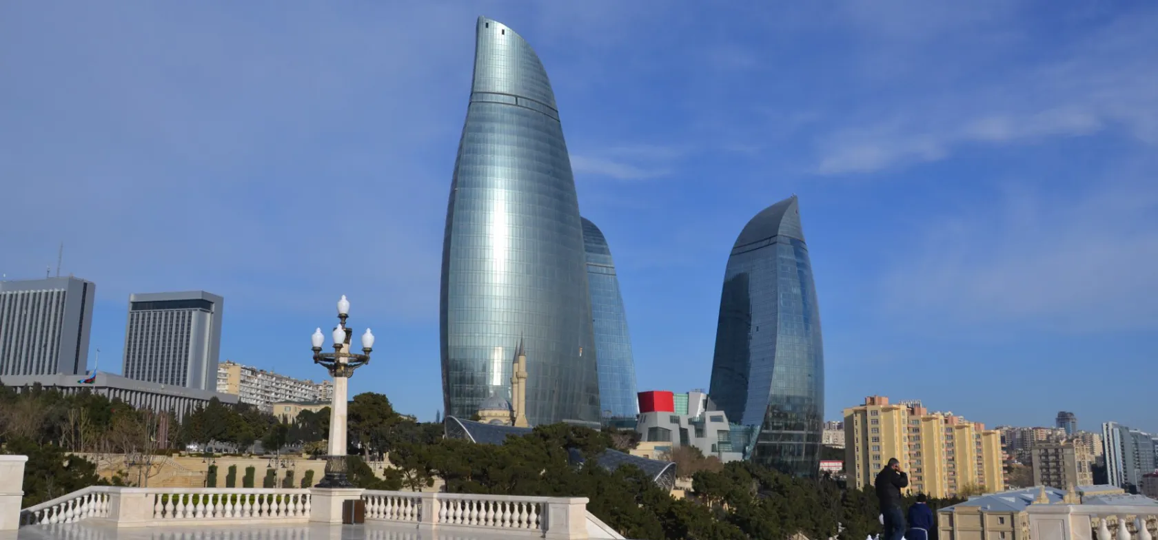 Bakus vartegn er de tre flammelignende højhuse, ”Flame Towers”. Foto Gert Lynge Sørensen