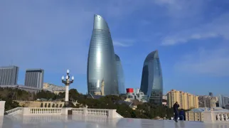 Bakus vartegn er de tre flammelignende højhuse, ”Flame Towers”. Foto Gert Lynge Sørensen
