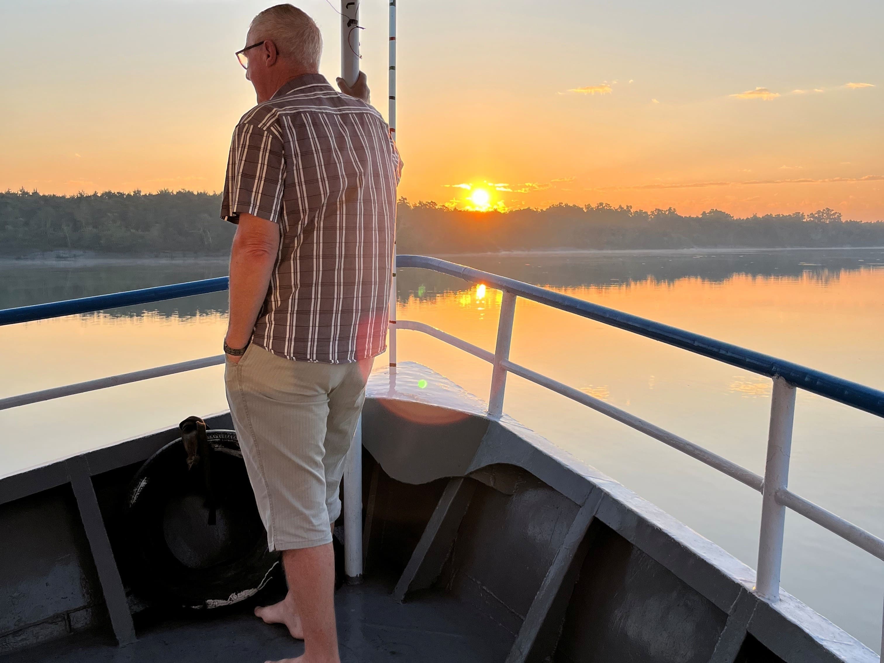 Fra vores turbåd i Sunderban kan vi nyde solopgangen over mangroveskoven. Foto Ejner Poulsen