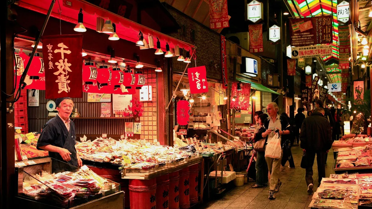 Nishiki madmarkedet i Kyoto er altid en farverig oplevelse. Foto Anders Stoustrup