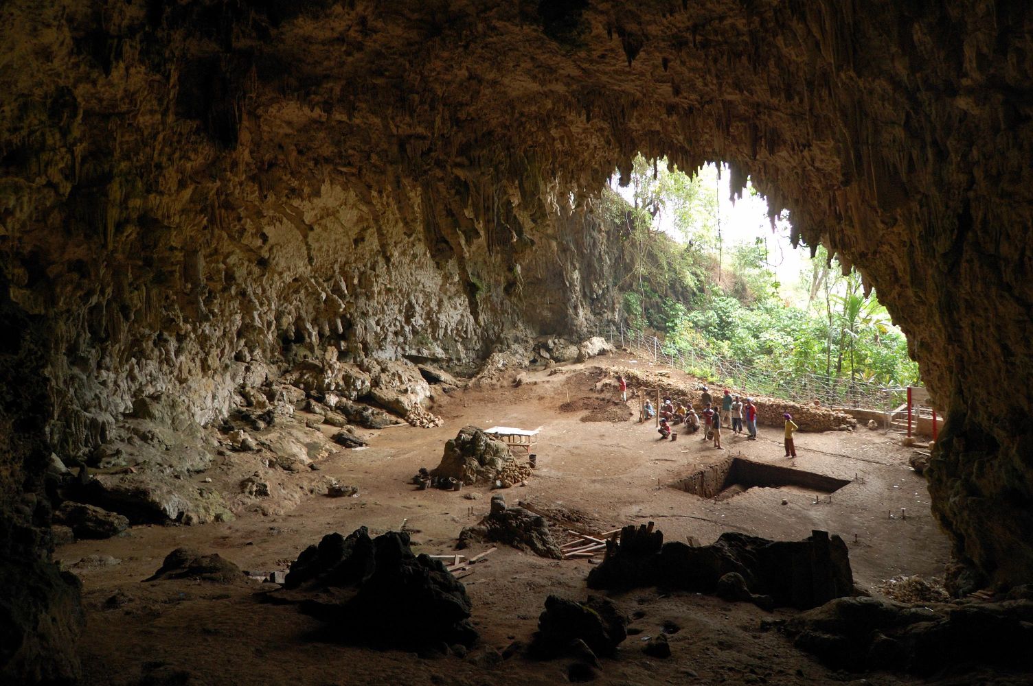 Vi oplever Liang Bua-grotten på Flores, hvor resterne af den lille menneskeart Homo floresiensis blev fundet. Foto Viktors Farmor