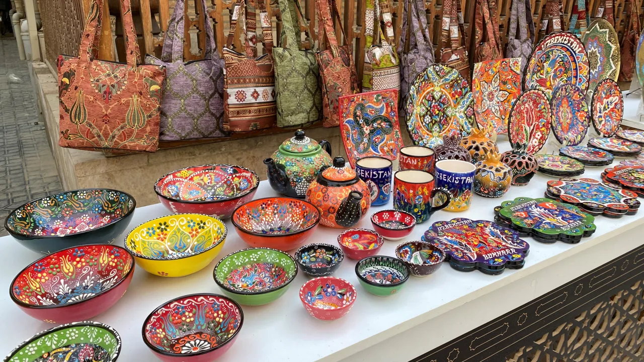 Farvestrålende stoffer, tasker og keramik på markederne i karavanebyen Bukhara i Uzbekistan. Foto Michael Høeg Andersen