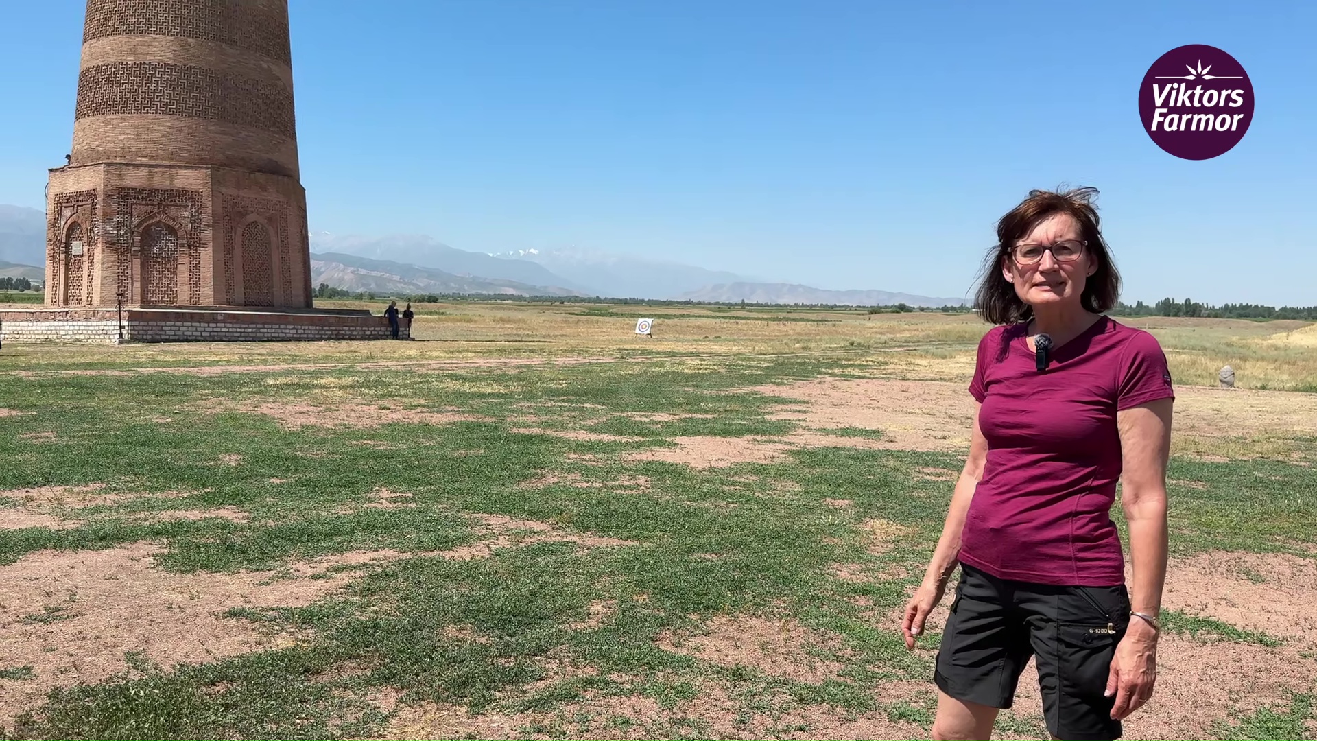 Rejseleder Karin Hansen fortæller om Buranatårnet