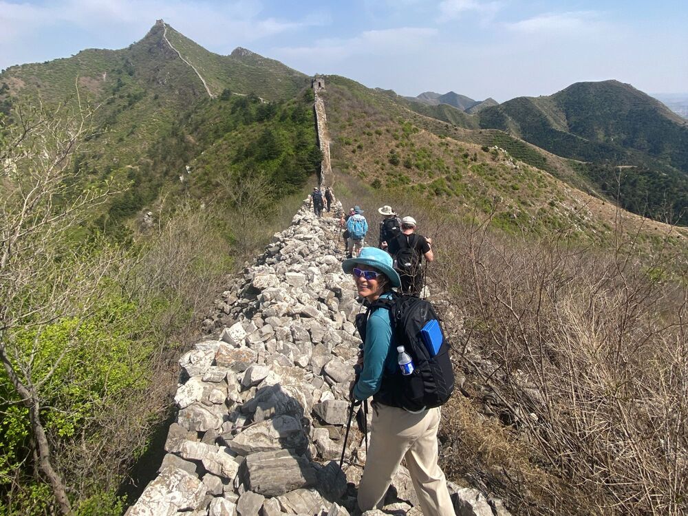 Vandrestave er en god støtte på det ujævne underlag. Foto Richard Chen