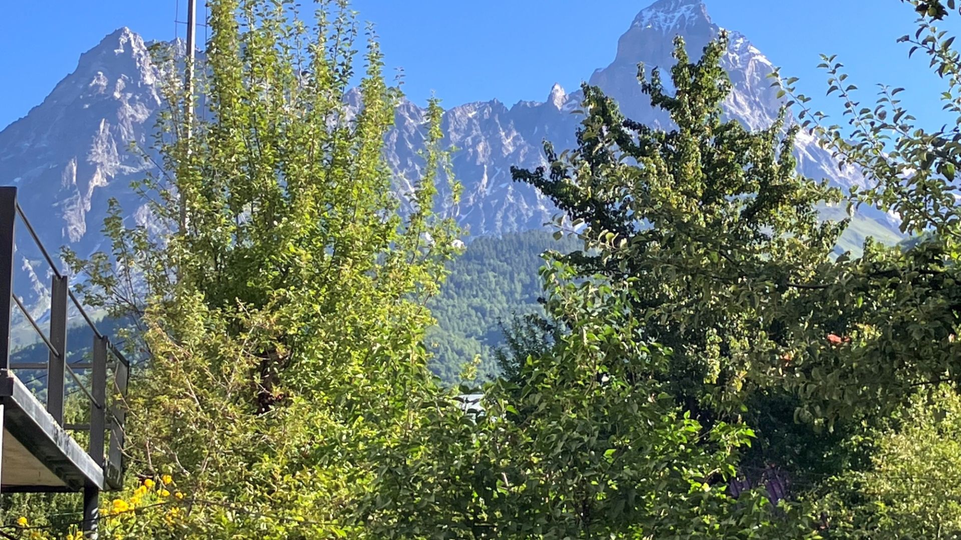 Ved foden af Ushba bjergene finder vi dette lille hyggelige familieejede hotel med smuk udsigt til naturen. Foto Viktors Farmor