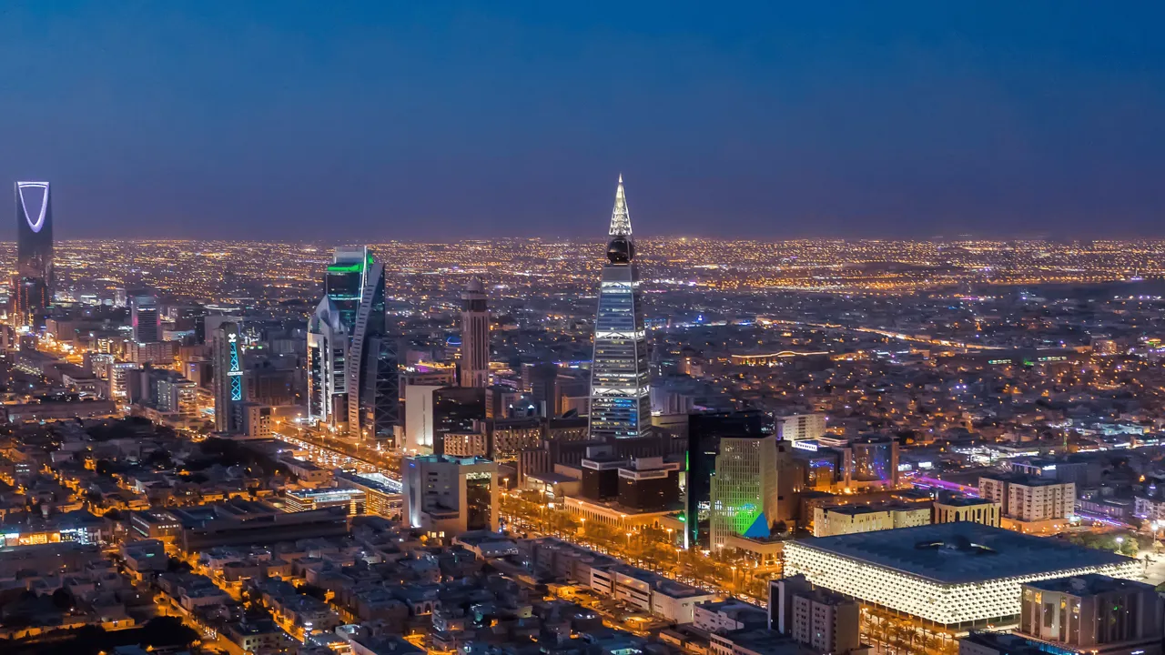 Riyadhs neonskær oplyser nattehimlen. Foto Viktors Farmor 