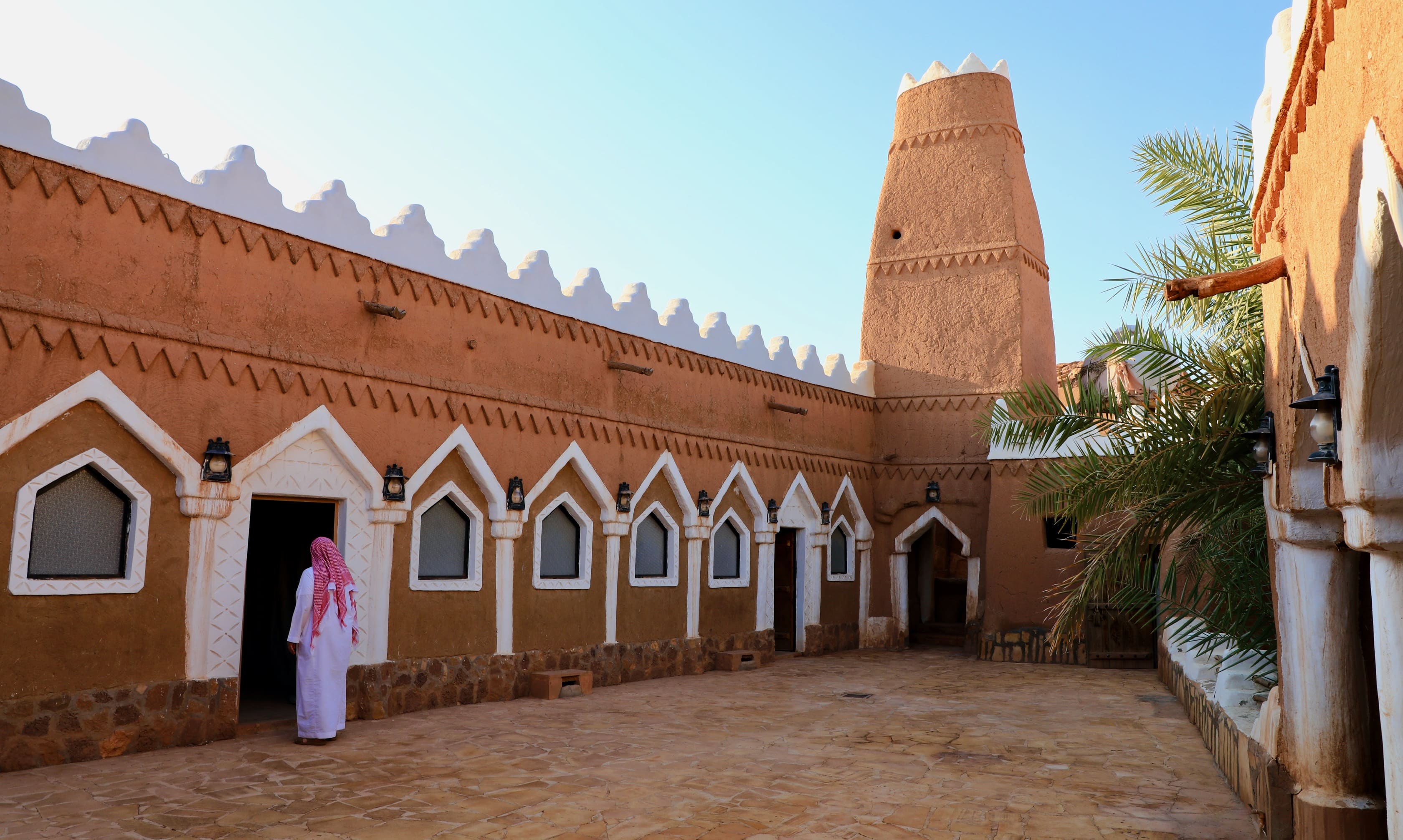 Moské i den gamle karavaneby Ushaiger. Foto af Anders Stoustrup