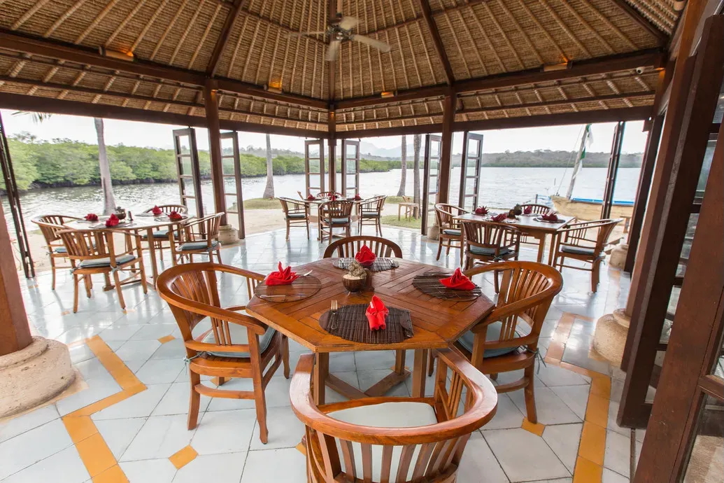 Mimpi Resort ligger fredeligt ved stranden Balaton i det nordvestlige Bali - tæt på Bali Barat Nationalpark. 