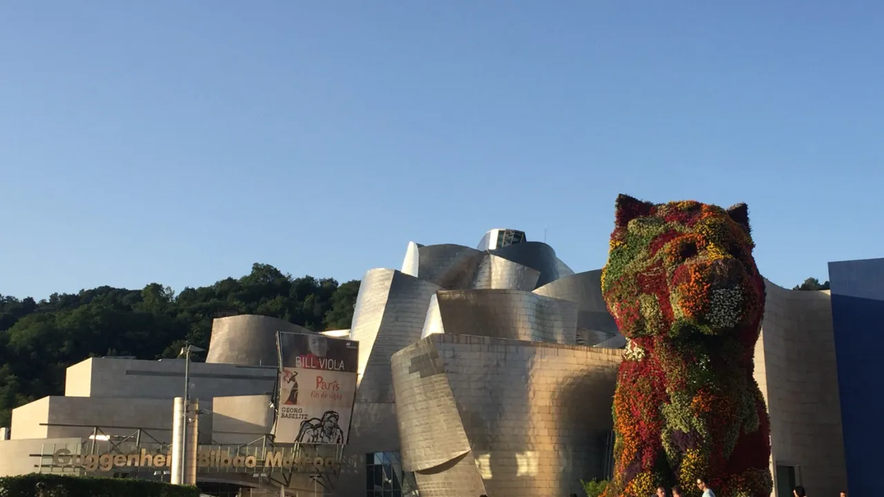 Der er smukke kunstværker både ude foran og inde i Guggenheim museet. Foto Chatri del Sevilla
