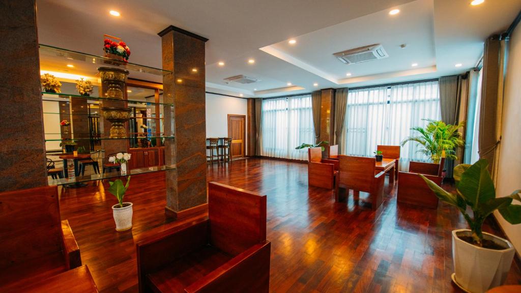 Vi bor på et stemningsfuldt hotel med klassisk indretning og en rolig atmosfære. 