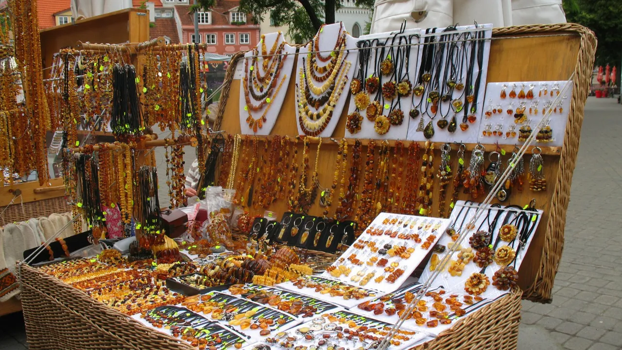 Riga byder på mange små boder med blandt andet smukke ravsmykker. Foto Kirsten Gynther Holm